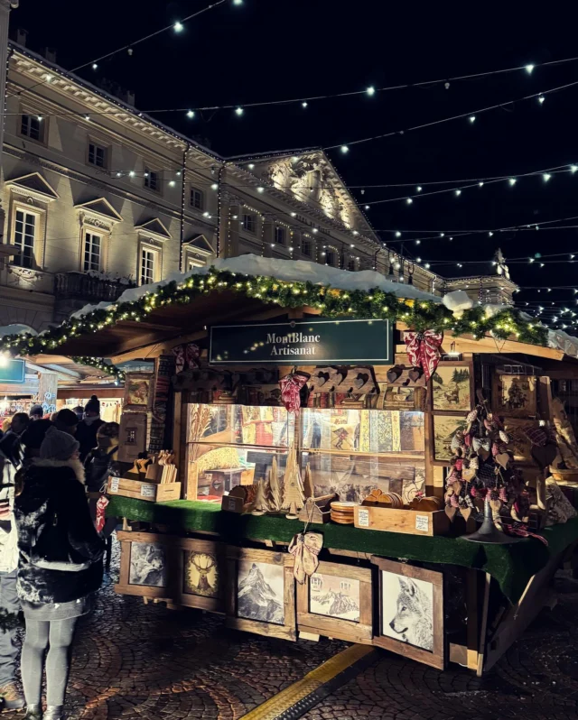 Christmas markets, a guilty pleasure and the best way to try all sorts of local foodie treats. A pretty good excuse to drink mulled wine with friends in the afternoon too 🍷🎄. This is a wonderful yet small Christmas market in Aosta in the heart of the Alps, amid the snow and bite of winter. Don’t miss out on the hot genepi, well worth the trip ❄️ #christmasmarket #aosta #alps #winter #genepi #foodietravel #travel #luxury #italian