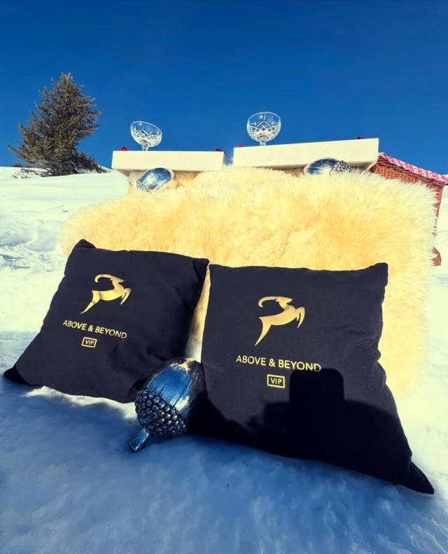 Nothing like a snowy champagne breakfast in the sun looking at Verbier down below to set you up for the day 
🥂🥐🍣☀️🚁⛄️
#continentalbreakfast #champagnebreakfast #verbier #foodietravel #foodexperiences #switzerland #verbierconcierge #luxurylifestyle #bonappetit #aperitif
