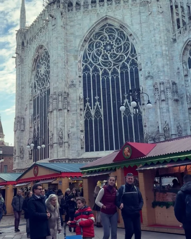 Last couple of days of the Milan Christmas Market… a foodie’s paradise!! 

Well worth a visit, and always nice to pop up to the top floor of Rinascente and grab a festive glass of bubbles overlooking the Duomo, followed by a stroll through the galleria. #milano #duomo #christmasmarket #RinascenteMilano #foodblogger #italianfood #foodie #foodmarket #milan #shoppinginmilan #foodshopping #eatlocal