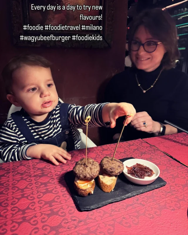 Introducing new flavours at an early age encourages creativity and adventurous kids, and we are all for that! 🙌 🤩 Thanks to @bacancitomilano for Xavi’s first wagyu beef burger with caramelised onions! 🥩🍔The adults tucked into the most delicious chorizo tacos (ok so not strictly Argentine but delicious none the less), 🌮 tasty beef empanadas, lomo and succulent lemony Mollejas (sweetbreads) and a few cocktails 🍸 The mollejas were out of this world! #delish @sophieverbier @foodietravel.co 
#foodietravel #argentinefood #kidstravel #weaning #firstflavours #milano
