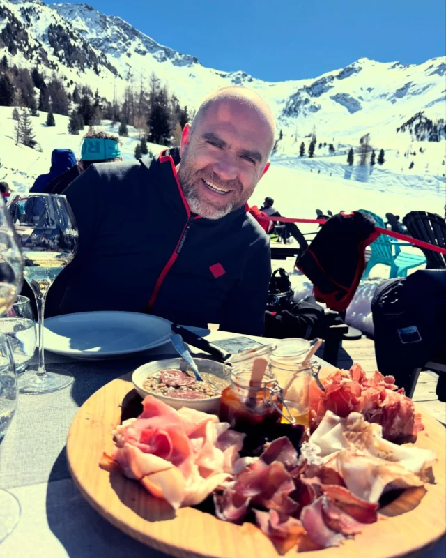 One of my most favourite ski day trips from Verbier is to Pila (aka paradiso), and it’s just got better with a fast lift to take you to the very top in a few minutes. Nowhere has better groomed pistes, the views are stunning, the faces smiling and the lunch is always fabulous. Start the day with a coffee @lachatelainepila, then head up high to the monumental views over the @granparadisopark and the slick pistes below. Stopping for lunch @ristorante_societe to dine on local cheeses like fontina and cured meats like mocetta and lardo with local honey, followed by a creamy bowl of polenta with mushrooms and a fried egg. Then of course who can ignore the Café Gourmand smiling back at you from the menu… just a little bite of everything. It’s heaven on a plate. Washed down with some bubbles on the sunny terrace. 🧀 🍖 🍲 🧁 🥂 Then it’s time to head over to the other side of the mountain with a final stop @lo_baoutson for a warming bombardino with cream. A heavenly day in Italy 🇮🇹 #pila #aosta #valdaosta #italy #alps #skiholiday #foodietravel @foodietravel.co @aboveandbeyondverbier #skiing #skisafari #verbier